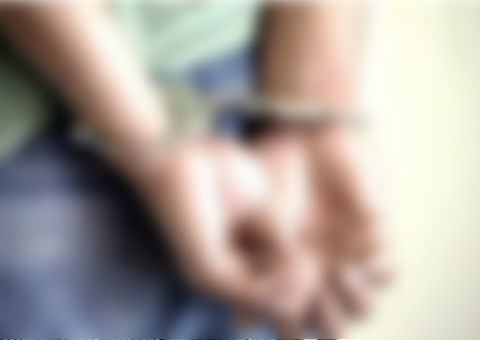 Homem é preso em flagrante vendendo drogas em frente à delegacia em Manaus