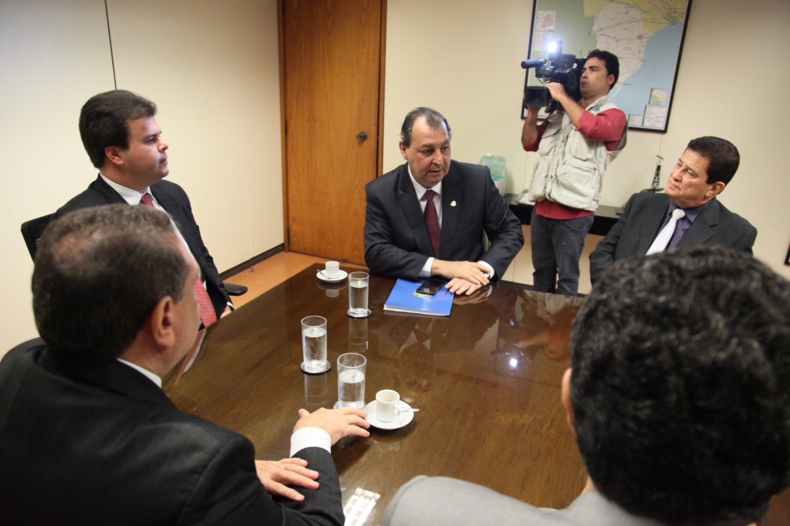 Ministro de Minas e Energia promete diagnóstico sobre apagões em Manaus