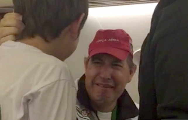 Rafael Henzel reencontra filho, ainda no avião; Veja vídeo