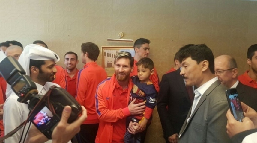 Messi realiza sonho do garoto que usava camisa do time feita de plástico 