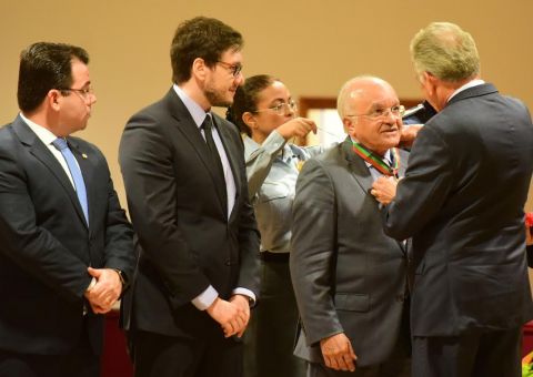 Melo recebe Comenda do Mérito Judiciário e Acadêmico durante homenagem do TJAM
