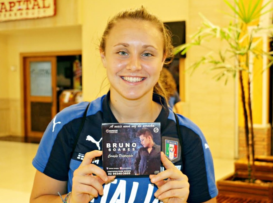 Cantor Amazonense presenteia seleção italiana de futebol feminino em Manaus