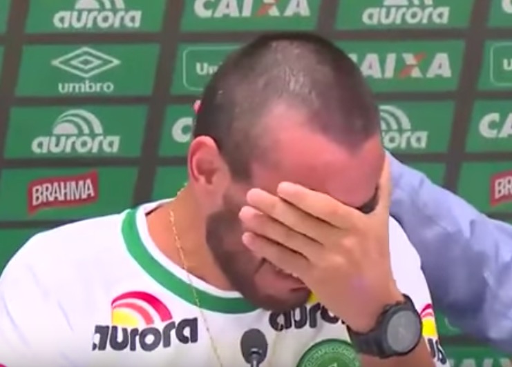 Sobrevivente do voo da Chape, Alan Ruschel chora ao falar dos amigos em 1ª entrevista