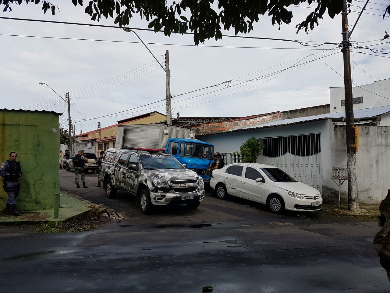 Família é feita refém por trio dentro de casa em Manaus