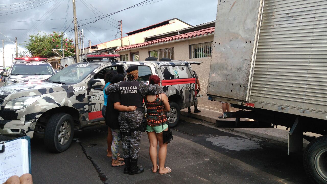 Duas pessoas permanecem reféns em assalto à residência em Manaus