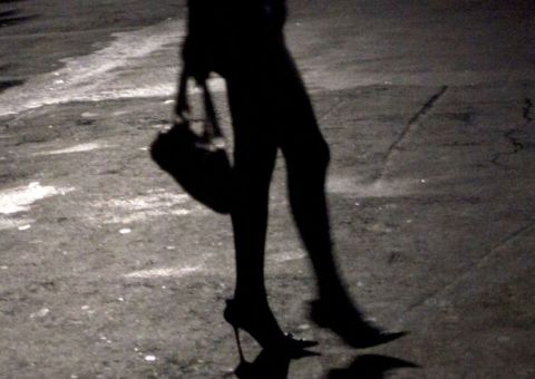 Travesti é esfaqueada após se negar a entregar aplique de cabelo para ladrão 