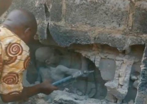  Menino passa três dias preso entre muros com 30 cm de distância