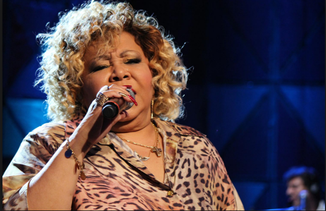 Alcione passa mal após show e é internada em hospital