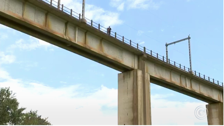 Na frente da família homem morre após saltar de bungee jump