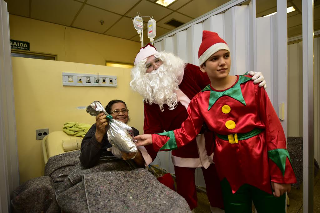 FCecon realiza confraternização de natal e entrega brindes a pacientes 