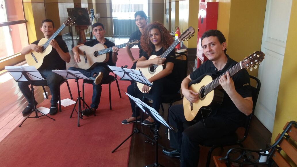 Orquestra de violões anima quarta-feira com show gratuito em shopping de Manaus