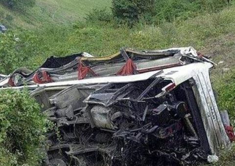  12 pessoas morrem após ônibus cair em abismo