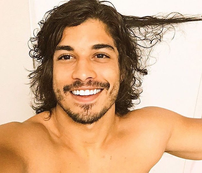 Solteiro há 1 mês, Douglas Sampaio é flagrado aos beijos com loira