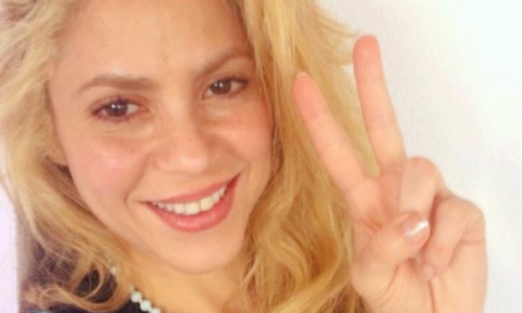 De cara limpa, Shakira posa para foto e agradece fãs por sucesso de clipe