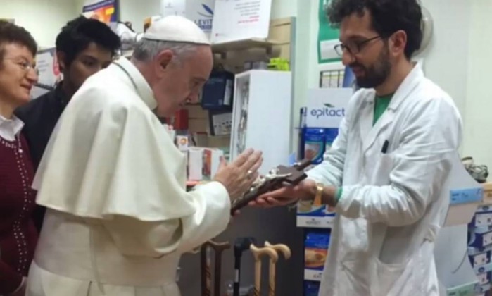 Papa Francisco conclui ‘missão revolucionária’: comprar seus sapatos