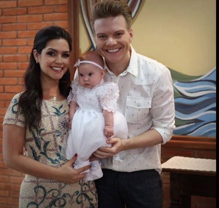 Thais Fersoza e Michel Teló batizam a filha Melinda. Veja fotos