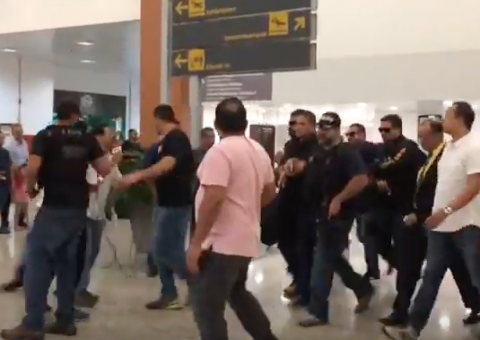 Recebido com gritos de assassino, prefeito de Maraã chega em Manaus