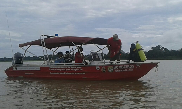Homem cai de embarcação e desaparece em rio no AM
