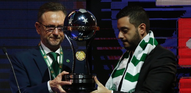 Presidente da Chapecoense recebe troféu da Copa Sul-Americana 