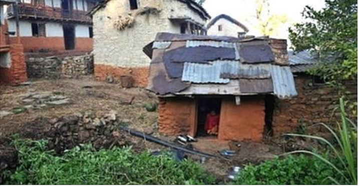 Menina morre após ficar isolada por menstruação e gera debate