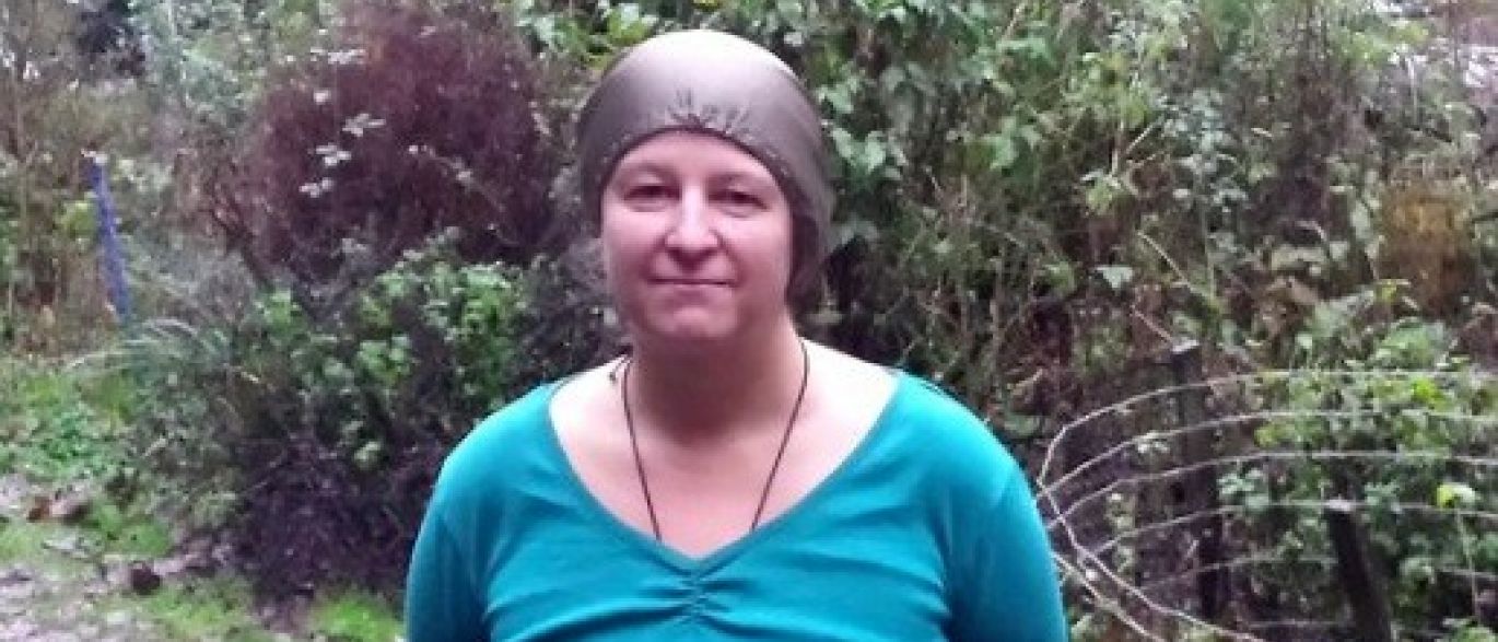 Mulher usa 'capacete' por causa de alergia a wi-fi