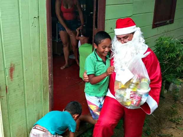 'Pedi para ajudar minha mãe', diz menino após receber cesta básica do papai noel