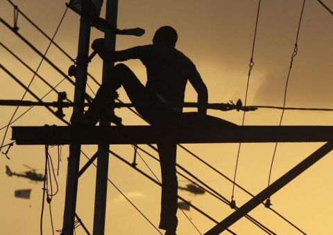  Após descarga elétrica, homem morre pendurado em poste 