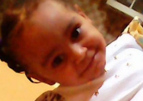 Menina desaparece depois de loira misteriosa arrancar criança dos braços do pai 