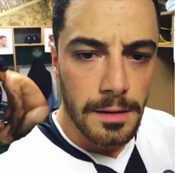 Felipe Tito posta vídeo e homem nu aparece ao fundo