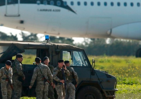 Avião é sequestrado na Líbia