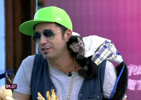 Latino dá beijo de língua em macaco e divide opiniões 