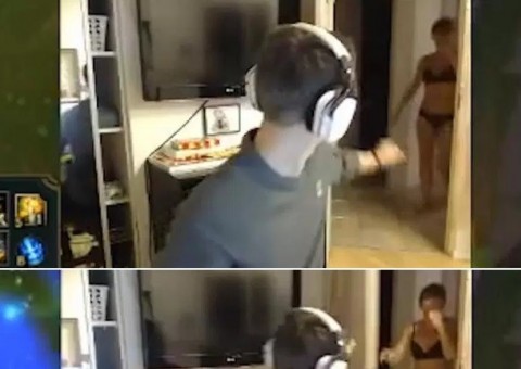 Mulher de lingerie aparece na tela enquanto filho joga game on-line 