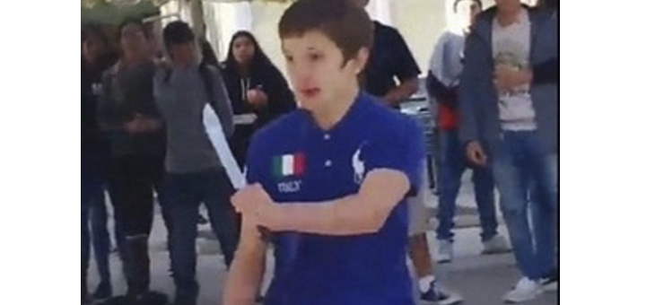 Após sofrer bullying, menino se enfurece e corta rosto do colega com uma lâmina