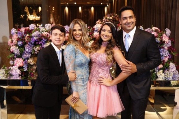 Carla Perez e Xanddy fazem festão de 15 anos para filha. Veja fotos