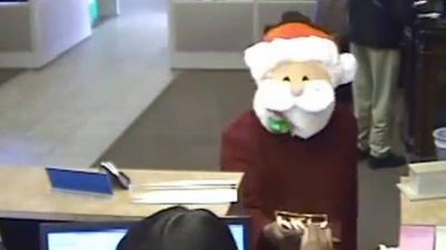  Homem vestido de Papai Noel assalta banco e depois distribui presentes 