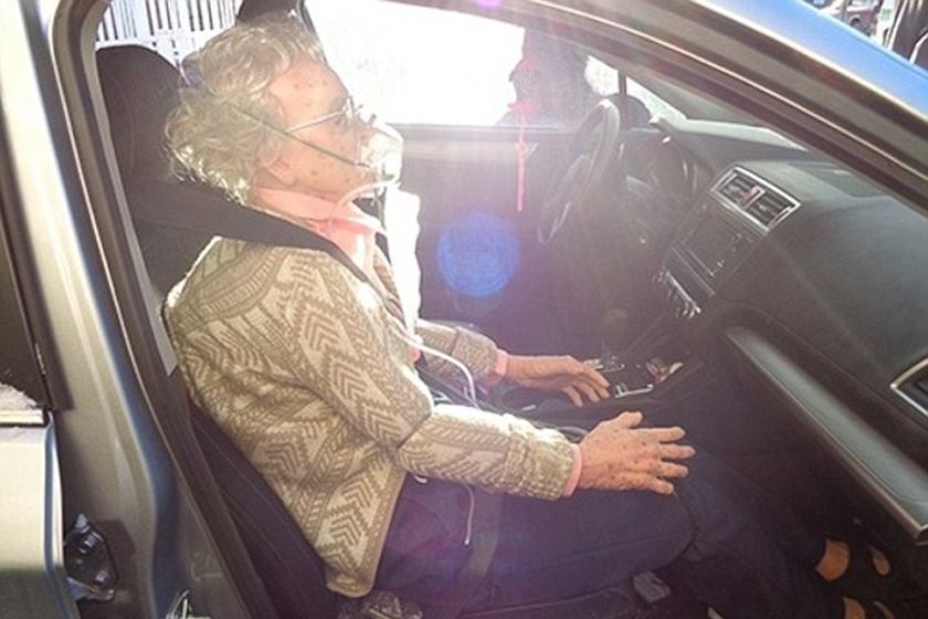 Idosa presa em carro surpreende polícia durante resgate 