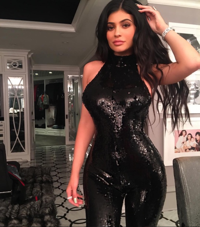 Kylie Jenner exalta curvas ao posar com look de Natal arrasador 