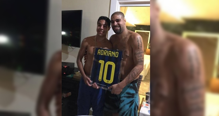 No Brasil, Adriano Imperador posa para foto e mostra quadro que recebeu em homenagem na Itália