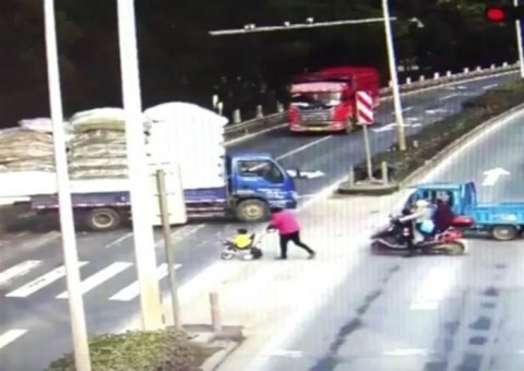 Criança é atropelada por caminhão e sobrevive ao acidente 