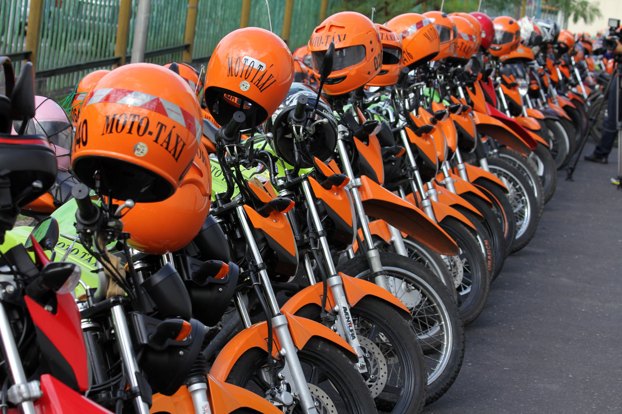 Mototaxistas de Manaus recebem curso de técnicas de pilotagem