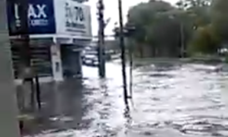 Temporal deixa moradores ilhados e famílias desabrigadas em Manaus