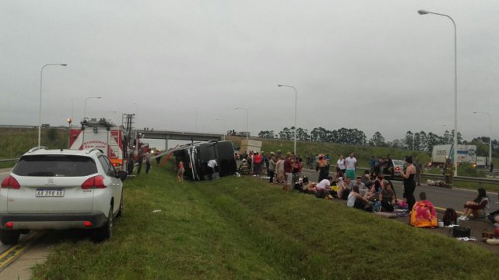 Ônibus com brasileiros tomba na Argentina e dois morrem