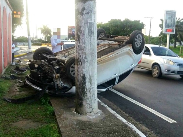 Motorista capota carro misteriosamente em avenida de Manaus