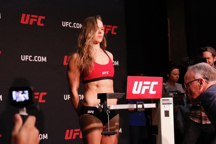 Em pesagem oficial, Ronda desobedece organizadores e ignora fãs