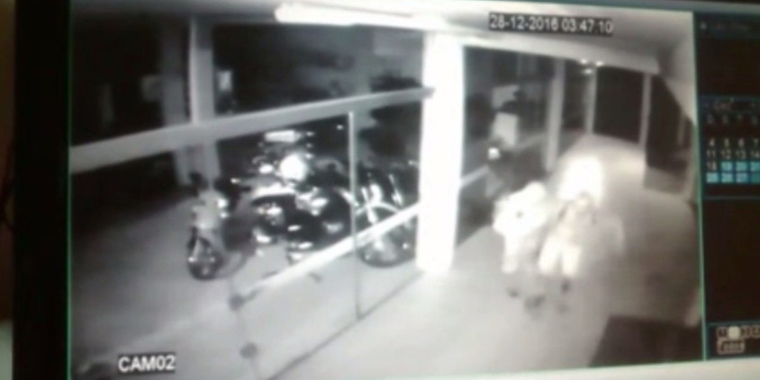Vídeo mostra ladrão quebrar porta de vidro para roubar loja e o pior acontece