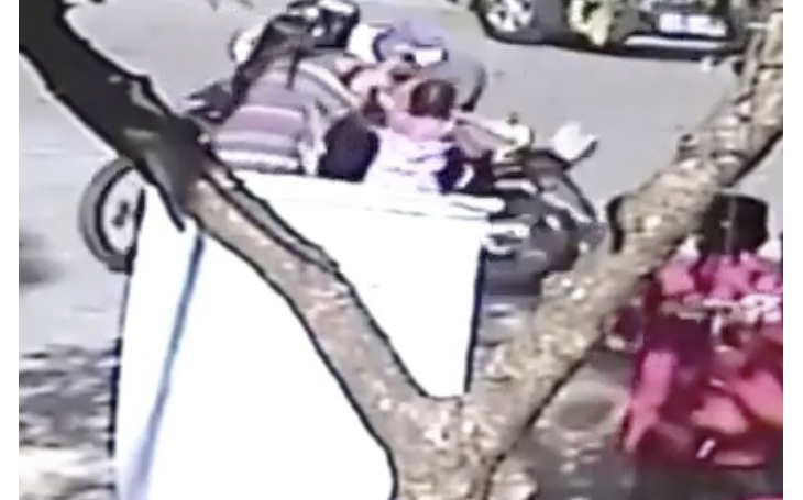 Para escapar de blitz, motociclista acaba atropelando mãe e filha