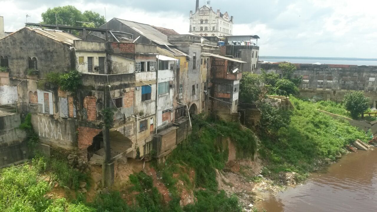 Casas à beira do rio são interditadas por risco de desabamento em Manaus