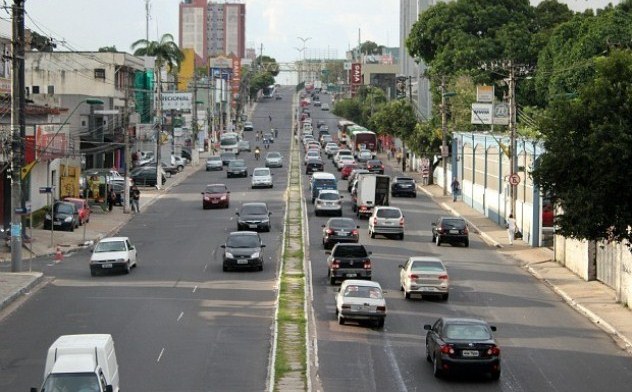 Homens fazem arrastão e atiram em parada de ônibus da Djalma Batista