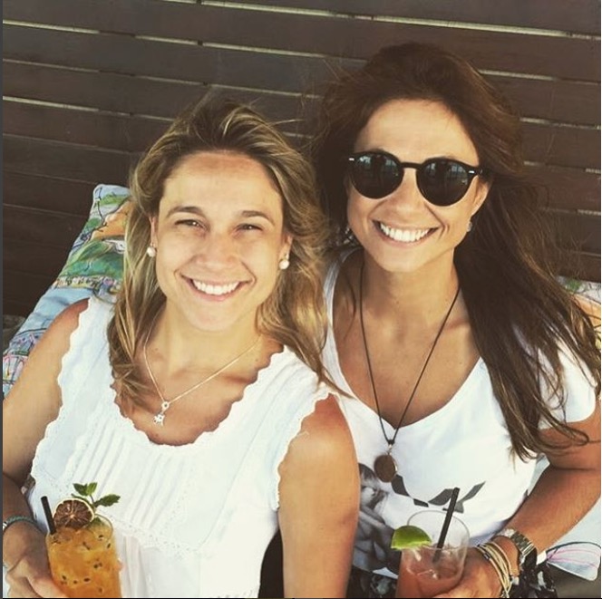 Fernanda Gentil posa sorridente com namorada e manda mensagem 