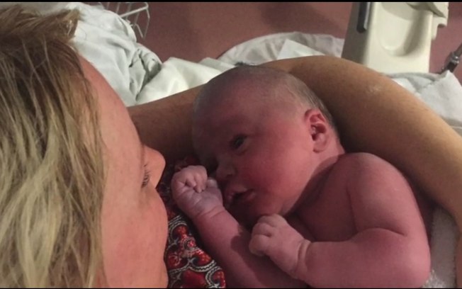 Mãe transmite parto ao vivo pela internet e mais de 200 mil pessoas assistem